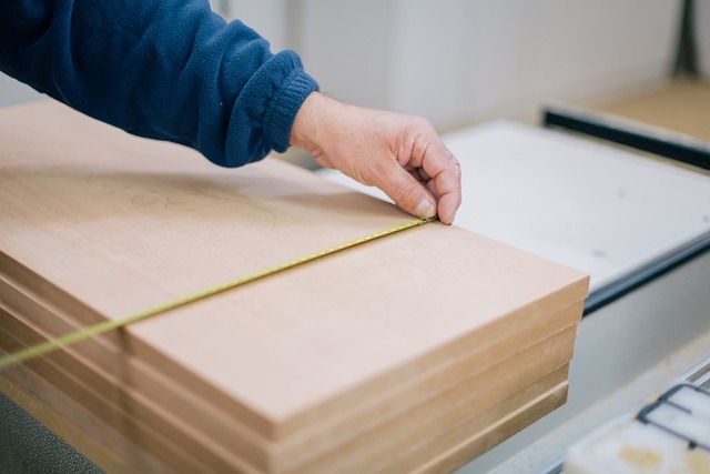 Schnittmuster auf Papier zuschneiden mit Rollschneider und Lineal